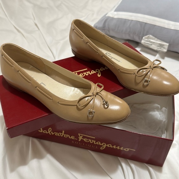 Salvatore Ferragamo flats - Picture 1 of 5